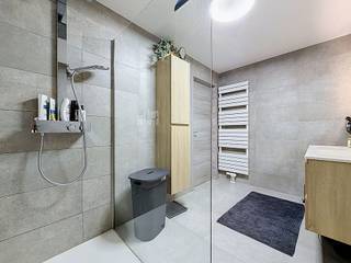 <span>Verkoopsconcept BEZOEK- en BIEDMOMENT</span><br />Meer uitleg hierover vind je onderaan de tekst (of op onze website www.dehuisleverancier.be).<br /><br />Op zoek naar een ruim en instapklaar appartement waar je rustig thuiskomt, geniet van een moderne afwerking én je wagen gewoon voor de deur kunt parkeren? <br /><br />Dan is dit appartement zeker een bezoek waard! Gelegen op de tweede verdieping van een kleinschalig gebouw uit 1993, biedt dit appartement een bewoonbare oppervlakte van ongeveer 95 m², met twee volwaardige slaapkamers en een aangename indeling die perfect aansluit bij het leven van vandaag. <br /><br />In 2021 werd het appartement grondig gerenoveerd, waarbij onder meer de badkamer, het gastentoilet, de vloeren en de ramen werden vernieuwd. De badkamer kreeg een eigentijdse uitstraling en ook de rest van het appartement voelt verzorgd, ruimtelijk en fris aan. Je hoeft hier dus niet meteen aan grote renovatiewerken te denken, maar kunt je vooral bezighouden met de leuke dingen: je interieur inrichten, vrienden uitnodigen en van je nieuwe thuis genieten. <br /><br />Ook buiten is er een kleine, aangename buitenruimte in de vorm van een balkon, ideaal om op een zonnige dag even een koffietje te drinken of na een drukke werkdag een frisse neus te halen. Een van de grote pluspunten van dit appartement is ongetwijfeld de privatieve garage, gecombineerd met een eigen oprit. Geen zoektocht naar een parkeerplaats na een lange werkdag en voldoende ruimte om je wagen veilig en comfortabel te parkeren. <br /><br />Bovendien geniet je hier van bijzonder lage gemeenschappelijke kosten van slechts € 50 per maand. De syndicus is een bewoner, wat zich vertaalt in beperkte vaste lasten en meer financiële ademruimte. <br /><br />Het gebouw beschikt niet over een lift, maar daar staat heel wat wooncomfort tegenover. De ligging is bovendien een echte troef. Je woont hier in een rustige residentiële omgeving in Rumst, weg van de dagelijkse drukte, terwijl je toch uitstekend verbonden bent met de omliggende steden. Dankzij de vlotte aansluiting op de A12 en de nabijgelegen E19 bereik je Antwerpen en Brussel gemakkelijk met de wagen. Ook Mechelen, Boom en Kontich liggen binnen handbereik, wat deze locatie bijzonder interessant maakt voor wie in de stad werkt, maar thuis liever geniet van een rustigere woonomgeving. <br /><br />In de buurt vind je bovendien verschillende winkels, scholen en andere dagelijkse voorzieningen, zodat je voor je dagelijkse boodschappen of praktische verplaatsingen niet ver hoeft te zoeken. Ook wie graag buiten komt, kan in de ruimere omgeving terecht voor een wandeling of een fietstocht, onder meer langs de Rupel of in het groene recreatiegebied De Schorre. <br /><br />Dit appartement is dan ook een interessante keuze voor alleenstaanden of jonge koppels die op zoek zijn naar hun eerste eigen stek, maar evengoed voor wie bewust kleiner wil wonen zonder in te boeten aan ruimte en comfort. <br /><br />De combinatie van twee ruime slaapkamers, een recente renovatie, een garage met eigen oprit, een rustig gelegen woonomgeving en lage maandelijkse kosten maakt dit een bijzonder praktische woonoplossing. Een verzorgd appartement met een aangename sfeer, waar je meteen je eigen verhaal kunt schrijven.<br /><br />Dit is niet wat je zoekt ? Al gehoord van AANKOOPBEGELEIDING ?   Wij zoeken, bezoeken en onderhandelen mee met jou voor eigendommen die worden aangeboden door particulieren, andere makelaars of eigendommen die zelfs (nog) niet te koop staan?<br /><br />Vraag meer informatie over aankoopbegeleiding via welkom@dehuisleverancier.be of 0489/069.000<br /><br />de Huisleverancier : Persoonlijk, voor iedereen Service, Kwaliteit en Vertrouwen !<br /><br />Verkoopsconcept BEZOEK- en BIEDMOMENT<br />Bezoeken zijn mogelijk op vrijdag 23 oktober van 13u00 tot 15u30 en van zaterdag 24 oktober van 10u00 tot 13u00.<br /><br />De verkoop sluit af op het BIEDmoment, woensdag 28 oktober 2026 om 12u00, dan worden de enveloppes met biedingen geopend. Het volledig reglement van het Bezoek- en Biedmoment krijg je bij een bezoek ter plaatse.<br /><br />Opgelet, de aangegeven prijs is een richtprijs en je kan deze woonst enkel op afspraak bezoeken (mail via welkom@dehuisleverancier.be of bellen/sms/whatsapp op het telefoonnummer 0489/069.000 of rechtstreeks via website www.dehuisleverancier.be).