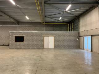 <span><span>Magazijn 450m² te huur<br /><br />- vooraan deel links<br />- zeer goede locatie in de nabijheid van de Corda-campus,goede verbinding met zowel de E314 als de E313.<br />- mogelijkheid om als één grote ruimte te gebruiken, maar ook opdeelbaar in verschillende units (aparte nutsleidingen en sanitair zijn reeds voorzien)<br />- zeer goede stroomvoorziening<br /><span><span>- nieuwe led-verlichting<br /></span></span>- sanitair m/v<br />- douches<br />- VH: 4,5m<br />- 1 sectionaalpoorten<br />- iedere unit is voorzien van eigen sanitair en nutsleidingen<br />- Draagkracht en belasting: 3 T/m²<br />- Elektriciteit: 380 V<br /><br /></span></span>
<p></p>