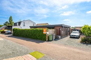 Deze prachtige en instapklare bugalow werd gebouwd in 2013 in een groene en rustige omgeving op het Waasmeer in Tielrode, Temse. De woning heeft een inkomhal, een ruime en lichtrijke leefruimte, een ingebouwde keuken en twee slaapkamers waarvan 1 slaapkamer met ensuite badkamer. De woning is omgeven door een mooi en groot aangelegd terras en een tuin, dit alles in een mooi afgesloten geheel om de privacy in het tuindeel te garanderen. Vooraan de woning is er een ruime oprit (2 tot 3 parkeerplaatsen).<br />Voorzien van alle modern comfort zoals rolluiken en warmtepomp lucht lucht (airco). <br /><br />Elektriciteit:<strong> conform</strong> volgens het AREI tot 27/01/2039<br /><strong>EPC </strong>label <strong>C</strong>: <strong>285 kWh/ (m2 jaar)</strong> (geen renovatieplicht)<br />Stedenbouw: gebieden voor verblijfsrecreatie (<strong>permanent wonen en domicilie plaatsen is mogelijk</strong>), verkavelingsvergunning, geen herstelmaatregel of bestuurlijke maatregel opgelegd, geen overstromingsgevoelig gebied G-score: A P-score: A.<br />Perceel: 244m2.<br /><br />Momenteel heeft de woning 84m2 bruto woonoppervlakte (volgens het EPC) en is er eventuele uitbreiding mogelijk (bijgebouwen alsook extra verdieping mogelijk).<br /><br />Op slecht 5 min van de invalswegen richting Antwerpen of Gent ,centraal gelegen in het groen maar toch overal dichtbij. <br />Hou jij van rust? Of bent je investeerder op zoek naar dé ideale investering?<br />Bel vandaag nog voor een persoonlijke rondleiding naar Taghnee Apers via +32 475 42 89 58 of mail naar taghnee@ocvastgoed.be<br /><br />