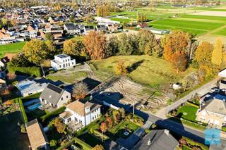 Te koop te Berlare : perceel bouwgrond voor halfopen bebouwing met unieke ligging (lot 1).<br />Dit perceel biedt achteraan open zicht op agrarisch gebied.<br />Met volgende verkavelingsvoorschriften :<br />- halfopen bebouwing met zijdelingse bouwvrije stroken van 3m.<br />- Diepte gelijkvloers 18m en eerste verdieping 12m<br />- plat dak of hellend dak<br />Voor alle verdere info, contacteer ons vrijblijvend 052 52 80 30 - info@goemanvastgoed.be