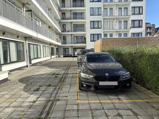 Centrally located parking space for rent, on the ground floor, at the back of the Wimbledon Residence. Leopoldlaan 139 in Middelkerke.Width: 2.55 mLength: 5.4 mAre you looking for a parking space in Middelkerke? Don't hesitate to contact us!