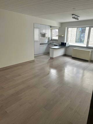 Éenkamerappartement te koop<br /><br />Dit gezellige appartement combineert een centrale ligging met een praktische indeling.<br />Ideaal voor zowel eigen bewoning als investering, dankzij de gunstige energiescore en de vlotte bereikbaarheid.<br /><br />Het betreft een appartement, met een bewoonbare oppervlakte van +/- 69m², gelegen op de eerste verdieping, deel uitmakend van een appartementsgebouw met bouwjaar 1992.<br /><br />Het appartement heeft volgende indeling:<br />- op de eerste verdieping: lichtrijke leefruimte met directe ingang tot de ruimte, open keuken met splinternieuwe kookplaat en dampkap, uitgerust met microgolfoven en vaatwasser, badkamer met splinternieuw bad (met bad-douche combinatie), badkamermeubel en toilet, slaapkamer met aangrenzend Zuidwest georiënteerde terras.<br />- In de ondergrondse verdieping: een kleine bergplaats met aansluiting voor een wasmachine en droogkast.<br />- In het garagegebouw (naast het appartementsgebouw): een open autostaanplaats, afgebakend met witte geschilderde lijnen en automatische recent vernieuwde poort.<br /><br />Troeven:<br />- Vrij bij akte<br />- Energiezuinig appartement met EPC-label C<br />- Gelegen vlakbij het centrum (op wandelafstand)<br />- Gemakkelijk bereikbaar met het openbaar vervoer, gelegen vlakbij het station – Mobiscore 7,9/10<br />- Ideaal als startersappartement of investeringspand<br /><br />Interesse? Contacteer ons voor meer informatie of een bezoek ter plaatse : Telefonisch via 0474/54.48.03 of 0473/18.68.05 of via mail: taravdamme@icloud.com of nick.van.humbeeck@outlook.com