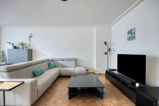 Dit ruim en verzorgd appartement van 121 m² met 2 slaapkamers bevindt zich op de derde verdieping van een appartementsgebouw, dat zeer centraal gelegen is: op wandelafstand van o.a. station Antwerpen-Centraal en de Meir!<br /><br />Je betreedt het appartement via de inkomhal op tegelvloer, die toegang biedt tot alle ruimtes. De leefruimte is uitgerust met brede raampartijen en is, net zoals de slaapkamers, afgewerkt met een mooie parketvloer. Aansluitend bevindt zich de praktisch ingedeelde keuken, uitgerust met een gasfornuis, dampkap, oven, spoelbak en heel wat ingemaakte kasten. Via de hal bereik je de twee ruime slaapkamers, waarvan één directe toegang geeft tot het achterliggende balkon. De gerenoveerde badkamer is smaakvol afgewerkt en voorzien van een grote lavabo en een ruime inloopdouche. Verder is er nog een apart toilet aanwezig.<br /><br />Extra:<br />- EPC-klasse B (GEEN renovatieverplichting!)<br />- Watertoets: P-score C, G-score C. Niet gelegen in mogelijks of overstromingsgevoelig gebied, niet gelegen in afgebakend overstromingsgebied of afgebakende oeverzone, niet gelegen in risicozone overstromingen <br />- Woongebied, verdere informatieplicht in aanvraag<br /><br />Nabij school, winkels, autosnelweg, openbaar vervoer, etc. Voor meer info ga naar www.coenenvastgoed.be of bel 03/375.82.92