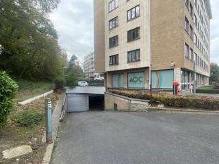 Binnenautostaanplaats voor één wagen in de gemeenschappelijke garage van een verzorgd gebouw aan de Gentsesteenweg 12. De garage is volledig...
