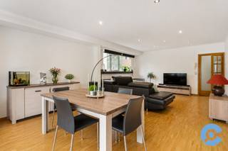 Dit instapklare drie slaapkamer appartement (120m2) is centraal gelegen op de Dascottelei te Deurne, in de onmiddellijke omgeving van...