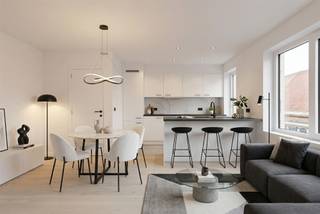 <p><span>Op de tweede verdieping van een verzorgd gebouw, vlak bij het centrum van Wevelgem, vind je dit volledig gerenoveerde en instapklare appartement waar comfort en stijl centraal staan. De lichtrijke leefruimte met elegante parketvloer voelt meteen warm en uitnodigend aan en sluit perfect aan op de open, volledig ingerichte keuken.</span></p><p><span>Het appartement beschikt over twee comfortabele slaapkamers en een moderne badkamer met regendouche, aangevuld met een apart toilet voor extra gemak. Een absolute troef is het ruime, zonnige terras waar je heerlijk kan ontspannen. Verder is er een privatieve kelder en bestaat de mogelijkheid om een garage bij te kopen.</span></p><p><span>Dankzij de recente renovatie, conforme elektriciteit, centrale verwarming en het gunstige EPC-label B woon je hier volledig zorgeloos. De uitstekende ligging nabij winkels, openbaar vervoer en het centrum maakt dit appartement ideaal als eigen woonst of als investering.</span></p><p><span>Ontdek het zelf en plan vandaag nog je bezoek.</span></p>