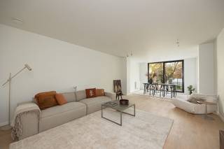 <p>A prime location, an interior you’ll fall in love with, and a private garden of 100 m²? Welcome to Markgravelei 121!</p><p>On one of Antwerp’s most sought-after avenues, you’ll discover this exceptionally spacious 154 m² apartment, where absolutely everything has been renovated. A state-of-the-art renovation with an eye for design, high-quality materials, and contemporary living comfort. Think warm hardwood floors, a stylish custom kitchen with built-in appliances, two luxurious bathrooms, and large aluminum windows that bring the greenery inside.</p><p>- Prime location on the prestigious Markgravelei<br />- Private city garden spanning no less than 100 m²<br />- 2 spacious bedrooms and 2 bathrooms<br />- Bicycle storage<br />- EPC rating: A</p><p>The spacious living area immediately impresses with its sense of space and abundance of natural light. The living room, dining area, and open custom kitchen flow seamlessly into one another. The large sliding windows connect the space to the terrace and the backyard. And what a backyard! A whopping 100 m² of private green space, featuring a beautiful mature tree as the centerpiece. Long summer evenings, lavish dinners, or simply enjoying the peace and quiet: here, the outdoor lifestyle comes as a bonus.</p><p>The rest of the apartment is equally impressive. Two full-sized bedrooms, two stylishly finished bathrooms with walk-in showers, and a well-thought-out layout offer every comfort. A separate utility room, guest bathroom, and basement round out the picture. Everything has been renovated, tastefully coordinated, and—thanks to its EPC A rating—is fully prepared for the future.</p><p>And then there’s the location! The Markgravelei combines upscale residential living with the best of Antwerp right at your fingertips. From the cozy coffee bars and restaurants around the Markgrave neighborhood to the vibrant atmosphere of ‘t Zuid, the KMSKA, and the green walking paths of the Hof van Leysen. Here, you can enjoy a peaceful home base without missing out on any of city life.</p><p>154 m² of luxury, a 100 m² garden, and a prime location. Some combinations speak for themselves.</p><p>Don’t let this once-in-a-lifetime opportunity pass you by! Discover it for yourself and schedule your visit at www.sinjoor.be or 03 283 05 00.</p>