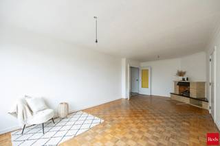 <p>Dit lichtrijke tweeslaapkamerappartement met autostaanplaats is ideaal voor wie op zoek is naar een comfortabel en betaalbaar appartement op een centrale ligging. Dankzij de directe nabijheid van openbaar vervoer, winkels, scholen en de E19 geniet u hier van een uitstekende bereikbaarheid en alle voorzieningen binnen handbereik.<br /><br />Gelegen op de tweede verdieping van een verzorgd gebouw met lift, omvat het appartement een inkomhal, een keuken uitgerust met een nieuw kookvuur en oven, en een aangename leefruimte met parketvloer, authentieke schouw en dubbele deur, wat zorgt voor extra charme en karakter. Verder zijn er twee volwaardige slaapkamers, een badkamer met bad-/douchecombinatie en wastafel, en een afzonderlijk toilet.<br /><br />Het appartement is instapklaar en heeft een gunstig EPC B (117 kWh/m²) en een conforme elektrische installatie.<br />Tot slot beschikt het appartement over een privatieve kelderberging. De autostaanplaats in de ondergrondse garage is mee aan te kopen voor €20.000.<br /><br />Interesse? Contacteer Nico voor een bezoek via 0478 012 012 of Nico@reds.be.</p>