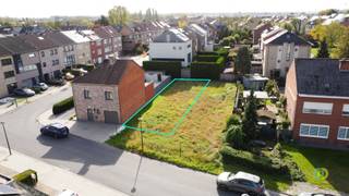 <p><span>TERRAIN À BÂTIR DANS UN QUARTIER CALME </span></p><p><span>Vous recherchez l'emplacement idéal pour construire votre propre maison ? Ce terrain à bâtir de 232 m² est situé dans un quartier résidentiel calme à Peutie, et bénéficie d'un accès facile aux principales voies d'accès vers Bruxelles et les communes environnantes.</span></p><p><span>La parcelle offre de belles possibilités pour la construction d’une maison 2 façades. Conformément aux règles d’urbanisme en vigueur, une largeur de construction de 8 mètres et une profondeur de 15 mètres sont autorisées au rez-de-chaussée. Au premier étage, la profondeur maximale de construction est de 10 mètres. La hauteur maximale de la corniche est de 5,83 mètres.</span></p><p><span>Vous avez ici l’occasion de réaliser une maison sur mesure, adaptée à vos propres souhaits et besoins en matière de logement, dans un endroit calme et très bien desservi.</span></p><p><span>Opportunité supplémentaire : la parcelle voisine est également mise en vente. Cela ouvre des perspectives intéressantes pour les promoteurs immobiliers ou pour des familles et des amis souhaitant investir ensemble et coordonner leurs projets de construction.</span></p><p><span>Une opportunité de construction intéressante dans un emplacement privilégié. Cela vous intéresse ? Contactez-nous et découvrez les possibilités offertes par ce terrain.</span></p><p><span> </span></p><p><span> </span></p>