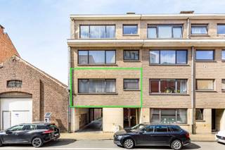 Immo Pické biedt U dit zeer gunstig gelegen appartement aan op de eerste verdieping (zonder lift) en gelegen in het centrum van Halle. Het appartement is gelegen in de nabijheid van winkels, scholen, openbaar vervoer en de belangrijkste verbindingswegen. Het appartement bestaat uit een inkomhal, een lichtrijke woonkamer met eetplaats, een keuken, 2 slaapkamers (10m² en 11m²) en een badkamer. Daarnaast beschikt het appartement nog over een balkon aan één van de slaapkamers. Verder vinden we op het gelijkvloers nog een berging met aansluiting van de wasmachine en een privatief tuintje. Tenslotte is de GESLOTEN GARAGEBOX INBEGREPEN in de vraagprijs. Maandelijkse lasten 178,75 euro per maand (brandverzekering, onderhoud en elektriciteit van de gemeenschappelijke delen, syndicus, koud water, ...)