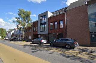 Gesitueerd in het centrum van Lichtaart, met verschillende faciliteiten zoals winkels, scholen, sportcentra op wandelafstand.INDELINGDit knap duplex...