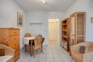 À vendre à Deurne - un appartement d'une chambre situé à Clara Snellingsstraat 20 dans un endroit calme et central et dans un petit immeuble avec de faibles coûts fixes !L'appartement que nous proposons à la vente ici à Deurne a la configuration suivante :-salle à manger-salon-cuisine-salle de bain avec WC, douche et meuble vasque-chambreCet appartement à vendre à Deurne est idéal comme maison de départ ou pour les petits investisseurs parmi nous ! Sois rapide !AVANTAGES :-abri à vélos commun-inspection électrique conformément à l'AREI-bâtiment à petite échelleEPC Clara Snellingsstraat 20:436 kWh/ (m² année)Êtes-vous intéressé par cette propriété à vendre à Deurne ? N'hésitez pas à nous contacter. L'agence immobilière Dewaele de Deurne sur la Turnhoutsebaan est heureuse d'être à votre service.Vous souhaitez une estimation gratuite de votre bien immobilier ? appelez-nous pour une conversation informelle au 03/206.76.76 ou envoyez un mail à deurne@dewaele.comCe bien est soumis à l'obligation de rénovation imposée par le gouvernement flamand pour les bâtiments résidentiels (sauf en cas de démolition dans les 5 ans suivant l'achat). Pour plus d'informations, veuillez consulter le site web de l'Agence flamande de l'Énergie et du Climat via https://www.vlaanderen.be/een-woning-kopen/renovatieverplichting-voor-residentiele-gebouwenRegistre des mesures: en cours de demande