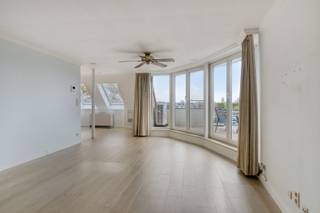 Dit ruime en lichtrijke appartement met twee slaapkamers is centraal gelegen in Mol – Ginderbroek, op fietsafstand van het centrum. Dankzij de ligging nabij de Zuiderring geniet u bovendien van een vlotte verbinding naar de omliggende gemeenten.<br /><br />Het appartement bevindt zich op de bovenste verdieping van het gebouw en is bereikbaar via de lift.<br /><br />Via de inkomhal betreden we de ruime leefruimte, die dankzij de grote raampartijen geniet van een aangename lichtinval. De woonkamer is ingedeeld in een gezellige zithoek, een eethoek en een open keuken. Daarnaast is er een extra bureauruimte aanwezig, die eventueel kan worden omgevormd tot een derde slaapkamer.<br /><br />De keuken is volledig uitgerust met een elektrische kookplaat, vaatwasser, koelkast, combi-oven en voldoende opbergruimte. Vanuit de woonkamer heeft u bovendien toegang tot het zonnige terras met een mooi en open uitzicht.<br /><br />De nachthal geeft toegang tot de twee ruime slaapkamers, die beide voorzien zijn van praktische inbouwkasten. De volledig betegelde badkamer beschikt over een jacuzzi-bad, een douche en een dubbele wastafel. Verder is er nog een praktische berging en een apart toilet aanwezig.<br /><br />In de kelder bevindt zich een zeer ruime autostaanplaats die perfect kan dienen als dubbele staanplaats. Deze is verplicht aan te kopen aan €15.000.<br /><br />stedenbouwkundige informatie: in aanvraag