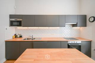 Karaktervolle woning met 3 verdiepingen – 185 m² (volgens EPC)Deze ruime woning van 185 m² strekt zich uit over drie niveaus en biedt comfortabele en...