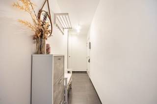 <p>In de rustige Kaarderstraat, in residentie <em>Hoboken Gardens</em>, vind je dit recent en instapklaar appartement op de tweede verdieping. Het gebouw dateert van 2013, wat zich vertaalt in een moderne afwerking. Bovendien ligt dit appartement op wandelafstand van park Sorghvliedt en Fort 8 in Hoboken.</p><p><br /></p><p>Het appartement verwelkomt je via een ruime inkomhal met ingemaakte kast, wat meteen zorgt voor extra opbergcomfort. Aansluitend bevindt zich de open, volledig uitgeruste keuken die naadloos overgaat in de lichtrijke leefruimte. Een bijkomende troef is de afgesloten bergruimte, ideaal voor het opbergen van poetsgerief en andere benodigdheden. Dankzij het grote schuifraam geniet je in de leefruimte de hele dag door van aangenaam natuurlijk licht.</p><p>Aansluitend bevindt zich het gezellige terras, perfect georiënteerd om van de zon te genieten. Bovendien is ook hier een ingemaakte kast voorzien — handig als extra bergruimte.</p><p>Achteraan liggen de twee volwaardige slaapkamers en een nette badkamer met inloopdouche met toilet. Naast de badkamer is er nog een apart washok/berging, wat het wooncomfort alleen maar verhoogt.</p><p><br /></p><h2><span>Troeven van het appartement</span></h2><ul><li>Autostaanplaats inbegrepen in de prijs</li><li>Elektriciteit conform</li><li>Recent gebouw (2013)</li><li>Lift aanwezig</li></ul>