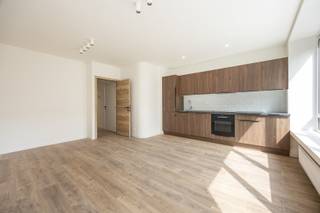 Recent gerenoveerd appartement met 2 slaapkamers nabij Park Spoor Noord!<br /><br />Dit volledig gerenoveerde appartement bevindt zich in een kleinschalig gebouw met slechts twee wooneenheden en een garage. Het is centraal gelegen in de bruisende wijk 2060 Antwerpen vlak bij Park Spoor Noord, winkels, scholen, openbaar vervoer en het stadscentrum.<br /><br />Via de inkomhal krijgt u toegang tot de lichtrijke leefruimte met een moderne open keuken, uitgerust met kwalitatieve Bosch-toestellen. Vanuit de hal bereikt u de stijlvolle badkamer met een moderne inloopdouche met regendouchekop en lavabo, de twee slaapkamers van respectievelijk 14 m² en 8 m² en een apart toilet.<br /><br />Dankzij de recente totaalrenovatie is het appartement volledig instapklaar. De combinatie van de rustige kleinschaligheid, de kwalitatieve afwerking en de centrale ligging maakt dit appartement ideaal als eigen woning of als interessante investering.<br /><br />Troeven:<br /><br />- Recente totaalrenovatie (2026)<br />- Gunstige EPC score 99 ( A label)<br />- Kleinschalig gebouw met lage kosten<br />- Vernieuwde CV-ketel op gas<br /><br />62m2 bewoonbare oppervlakte cfr EPC. <br /><br />Asbestattest in aanvraag.<br /><br />Wenst u een bezoek of meer informatie? Dan kan u ons steeds contacteren via info@dvarealestate.be of via 03/297.00.00.