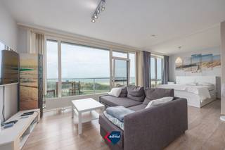 Bent u op zoek naar een gezellige studio aan zee met een prachtig uitzicht? Ontdek dan deze gemeubelde studio op de achtste verdieping van Residentie Nautilus in Bredene. Dankzij de hoge ligging geniet u vanuit de leefruimte én vanop het terras van een schitterend frontaal zicht op zee. Een heerlijke plek om tot rust te komen op elk moment van de dag. Een belangrijke extra troef is de inbegrepen eigen parking voor het gebouw. Daarnaast is er een privatieve berging aanwezig voor extra opslagruimte en beschikt het gebouw over een fietsenberging. De combinatie van het frontale zeezicht, het terras, de hoge verdieping en de inbegrepen parking maakt van deze studio een bijzonder aantrekkelijk aanbod aan de Belgische kust. Interesse? Contacteer ons vandaag nog voor meer informatie of een bezoek ter plaatse.