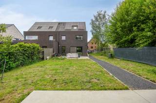 Immo Pické biedt U deze recente en goed onderhouden woning aan gelegen in een rustige straat maar toch in de onmiddellijke omgeving van...