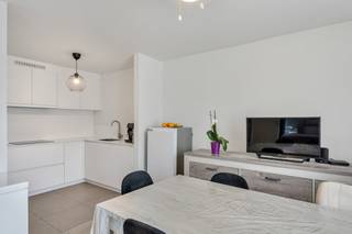 Dit instapklare 2 slaapkamer appartement is gelegen in een kleine residentie met 11 appartementen en 11 gelijkvloerse parkeerplaatsen. Het...