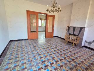 <p><span>Bent u op zoek naar een woning die u volledig naar uw eigen smaak kunt renoveren en inrichten? </span></p><p><span>Dan is deze vrijstaande woning in het landelijke Booischot zeker het ontdekken waard.</span></p><p><span>De woning geniet van een rustige ligging, op fietsafstand van het station van Booischot, op wandelafstand van scholen en nabij het centrum van Heist-op-den-Berg. Ze bevindt zich op een diep, zuidgericht perceel van 581 m², wat tal van mogelijkheden biedt om een aangename tuin en buitenruimte te creëren.</span></p><p><span>Met de nodige renovatiewerken kan deze woning uitgroeien tot uw ideale thuis. </span></p><p><span>Op het gelijkvloers bevinden zich momenteel een zithoek, een eethoek, een keuken, een badkamer, een wasplaats, een technische ruimte en meerdere bergingen. Op de eerste verdieping vindt u twee volwaardige slaapkamers. </span></p><p><span>Dankzij de gunstige ligging, het ruime perceel en de vele mogelijkheden vormt deze woning een uitstekende basis voor wie op zoek is naar een renovatieproject met potentieel.</span></p><p><span> </span></p><p><span>Contacteer Dupont Vastgoed voor meer inlichtingen of een bezoek ter plaatse op 015 15 15 15.</span></p><p><span> </span></p>
