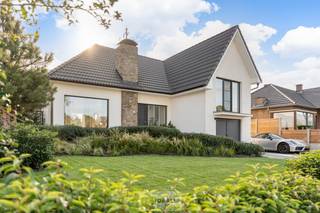 <strong>IDEALIS VASTGOED – Schitterend volledig vernieuwde woning met een heerlijke open leefruimte, 3 tot 4 ruime slaapkamers (waarvan 1 met dressing), een extra ruime luxueuze badkamer, een knap ingerichte wasplaats en een ruime inpandige (fietsen)berging! Dit heerlijk zonnige huis bevindt zich op een volledig nieuw aangelegd perceel van 5a 93ca in het centrum van Hamont-Achel, op slechts enkele minuten van de Nederlandse grens - EEN UNIEKE KANS!<br /><br />LIGGING: </strong><br />Deze woning bevindt zich op wandelafstand van de stadskern van Hamont-Achel. De woning is gelegen in een rustige en aangename woonstraat. De centrale ligging biedt een vlotte bereikbaarheid van scholen, supermarkten en andere commerciële gelegenheden. Tevens is de Nederlandse grens op slecht 2 minuten bereikbaar!!<br /><br /><strong>INDELING: </strong><br />- Sfeervolle inkomhal (8m²) als centrale punt in de woning – een indrukwekkend mooie open leefruimte (42m²) voorzien van een lichtrijke woonkamer met zit- en eetgedeelte en met als kloppend hart een heerlijke keuken met bargedeelte en voorzien van alle comfort en kwalitaitieve toestellen, tevens werd de leefruimte voorzien van airconditioning –<br /><br />- Private inkom langs (garage)deur (25m²) deels ingericht als opbergruimte/fietsenstalling, deels ingericht als werkruimte/kantoor/4<sup>e</sup> slaapkamer – centrale gang (5m²) – ruime wasplaats volledig ingericht met inbouwkasten (11m², vernieuwde technieken, aansluiting voor wasmachine en droogkast, tevens achterinkom) – extra ruim gastentoilet (2m²) -<br /><br />- slaapkamer 1 (15m², voorzien van airconditioning) – slaapkamer 2 (11m²,momenteel ingericht als dressing/bureau) – luxueuze badkamer (11m², voorzien van ligbad, dubbele wastafel met onderkasten en LED-spiegel, wandmeubel, extra ruime inloopdouche, extra toilet) ––<br /><br />- Aparte verdieping voor hoofdslaapkamer met dressing of zitgedeelte (35m², voorzien van airconditioning) – een schitterende verdieping, extra ruim en lichtrijk door nieuwe dakramen, privacy, open tot in de nok, ensuite dressingruimte -<br /><br />- Bergzolder (42m²) -<br /><br /><strong>Tuin: </strong><br />- Prachtig nieuw aangelegde tuin (593m²) met organisch gesnoeide perken, kleurrijke borders – ZW-georiënteerd – verharde oprit en paden – verhard gedeelte aan rechterzijde afsluitbaar met hekberk – uniek natuurstenen terras bereikbaar vanuit leefruimte/keuken – mooi zicht op achtertuin – prachtig overdekt loungegedeelte voorzien van glazen puien (top afgewerkt!) – tevens een praktische tuinberging – veel privacy! -<br /><br /><strong>BIJZONDERHEDEN:</strong><br />- Volledig vernieuwde woning!<br />- Wat werd vernieuwd?: dak, dakisolatie, gevelisolatie, vernieuwde technieken en leidingwerk, stucwerk, schrijnwerk in PVC, keuken, badkamer, vloeren, binnendeuren, volledige buitenaanleg, …<br />- Woning volledig voorzien van inbouwspots en armaturen<br />- Woning uitgerust met airco in leefruimte en 2 slaapkamers!<br />- Volledige woning recent geschilderd, binnen- zowel als buiten, dus helemaal instapklaar!<br />- Toffe indeling, elke verdieping met har eigen functies<br />- Zeer gunstig EPC, extra goed geïsoleerd, GEEN renovatieverplichting!<br />- Elektrische installatie conform!<br />- Dé ideale ligging, pal bij het centrum en voorzieningen, op slechts enkele minuten van de NL-grens<br />- INSTAPKLAAR EN DIRECT BESCHIKBAAR!<br />- EEN ZEER CORRECTE PRIJS VOOR DIT TOTAALPLAATJE!<br /><br /><strong>Stedenbouwkundige Inlichtingen:</strong><br />GV - WG - GMO – GVKR – GVV<br /><strong>E-peil : </strong>181 kWh/m² jaar <strong>met certificaatnummer :</strong> 20231224-0002868973-RES-1<br /><strong>O-peil: </strong>niet overstromingsgevoelig<br />P-score: B<br />G-score: A<br />Asbestveilig!<br /><strong>Benieuwd naar deze woning? Ons IDEALIS Team geeft U met plezier en steeds vrijblijvend de nodige informatie via e-mail, ter plaatse of op onze kantoren in Peer en Pelt.<br />Wenst U advies omtrent uw eigen woning? Graag plannen wij vrijblijvend met U een afspraak in om onze expertise met U te delen, steeds tot Uw dienst!!<br />Neem contact op met IDEALIS VASTGOED op 011/515 565 of mail naar info@idealisvastgoed.be!</strong><br /><strong>Stedenbouwkundige Inlichtingen:</strong><br />Bouwvergunning - Woongebied - Geen dagvaarding - Geen voorkooprecht – Geen verkavelingsvoorschriften<br /><br />