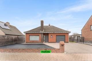 Ontdek deze charmante en instapklare woning in de Schoolstraat 5 te Zevekote (Gistel). Je woont hier heerlijk landelijk, met open zichten en...