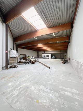 <span><strong><u>OPPERVLAKTEN:</u></strong><br /><strong><em>Constructie - bewoonbare oppervlakten</em></strong><br /><strong>Magazijn: </strong>± 700 m²</span><br /><span>Parking voor de loods</span><br /><br /><span><strong><u>INDELING</u></strong><u>:</u></span><br /><span><strong><u>Magazijn:</u></strong></span><br /><span>Magazijn/opslagruimte, bureelruimte, toilet+lavabo, mezzanine.</span><br /><br /><span><strong><u>AFWERKING</u></strong><u>:</u></span><br /><span><strong><u>Magazijn:</u></strong><strong> </strong>Betonnen constructie - gladde betonpanelen - gepolierde en gewapende betonvloer – plat dak (sandwichpanelen met isolatie) en lichtstraat – elektrische sectionaalpoort Hormann met geïntegreerde ingangsdeur (B: 4,75m; H: 4,75m) - sanitair - vrije hoogte: 5,70m , nok: 6,75m – TL-verlichting.</span><br /><br /><span><u>Algemene staat</u>: instapklaar</span><br /><br /><span><strong><u>GROTE TROEVEN van dit bedrijfspand:</u></strong><br />- Toegankelijkheid grote vrachtwagens: manoeuvreerruimte op parking<br />- Laadpalen en camerabewaking op de site</span><br /><br /><span><strong><u>BESTEMMINGSMOGELIJKHEDEN:</u></strong></span><br /><span>Volgens het gewestplan Ieper-Poperinge gelegen op ambachtelijke zone: de gebieden voor ambachtelijke bedrijven en de gebieden voor kleine en middelgrote ondernemingen. Deze gebieden zijn mede bestemd voor kleine opslagplaatsen van goederen, met uitzondering van afvalproducten van schadelijke aard, recyclage en opslag van banden.</span><br /><br /><span><strong><u>NUTSVOORZIENINGEN</u></strong><u>:</u><br />Water, elektriciteit (drijfkracht, 3 x 400V, 40A), riolering.</span><br /><br /><span><strong><u>LIGGING:</u></strong></span><br /><span>Centrale ligging: langs de N8 Ieper-Veurne. Goede verbinding naar de A19 en naar de kust.</span><br /><br /><span><u>* Bijzonderheden:</u></span><br /><span>- Onroerende voorheffing ten laste van de huurder € 2,90/m²</span><br /><span>- Brandverzekering € 1,75/m²</span><br /><span>- Elektriciteit en water met tussentellers</span><br /><span>- Verhuurprijzen excl. btw</span><br />- Onze referentie op<strong> </strong><strong>www.centro.be</strong>: <strong>P0377-20 </strong>of contacteer ons via <strong>050700102</strong><strong>.</strong><br /><br /><strong>CENTRO | </strong><strong>BEDRIJFSVASTGOED </strong><strong> </strong>is reeds 23 jaar <u>gespecialiseerd in de bemiddeling van commercieel- en bedrijfsvastgoed </u>in West- en Oost Vlaanderen.<br /><strong>Wilt u ook weten hoeveel uw bedrijfsgebouw waard is?</strong><br />Contacteer ons vrijblijvend voor een marktconforme waardebepaling van uw pand. <br />