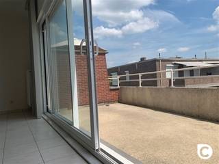 <p><span> </span></p><p><span>Ce magnifique appartement mansardé, entièrement rénové et doté d'une grande terrasse, est situé dans un petit immeuble équipé d'un ascenseur. </span></p><p><span> </span></p><p><span>Cet appartement bénéficie d’un emplacement très central, à proximité du centre d’Aartselaar, tout en étant très calme. </span></p><p><span> </span></p><p><span>Cet appartement rénové présente la disposition suivante : </span></p><p><span> </span></p><p><span>Hall d'entrée & t débarras :</span></p><p><span>L'appartement comprend un vaste hall d'entrée avec un débarras où un raccordement pour la machine à laver est prévu. </span></p><p><span> </span></p><p><span>Pièce à vivre & e cuisine :</span></p><p><span>Le spacieux salon (40 m²), au sol carrelé, est situé à l'arrière de l'appartement et donne accès à la terrasse qui offre une vue magnifique sur les champs. Vous disposez également d'une cuisine ouverte entièrement équipée et dotée de tout le confort nécessaire. Il s'agit d'une cuisine moderne avec un coin petit-déjeuner et de nombreux placards de rangement. </span></p><p><span> </span></p><p><span>Salle de bains et chambre d &:</span></p><p><span>La salle de bains est équipée d’une baignoire, d’un meuble-lavabo et de toilettes séparées. Les deux chambres sont situées à l’avant de l’ . </span></p><p><span> </span></p><p><span>Garage : </span></p><p><span>La location du garage est obligatoire (100 / mois) </span></p><p><span> </span></p><p><span>Loyer d'& s charges :</span></p><p><span>Loyer : 780 euros/mois + garage : 100 euros/mois et charges communes : 100 euros/mois </span></p><p><span> </span></p><p><span>L'appartement est disponible immédiatement !</span></p><p><span> </span></p><p><span>Atouts supplémentaires :</span></p><ul><li><span>Agréable terrasse </span></li><li><span>Emplacement idéal</span></li><li><span>Appartement moderne </span></li><li><span>Prêt à emménager</span></li><li><span>Ascenseur disponible</span></li><li><span>Tout a été repeint</span></li><li><span>Immeuble de petite taille </span></li></ul><p><span> </span></p><p><span> </span></p>