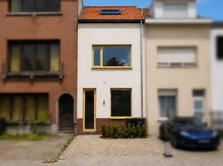 IN OPTIE<br />Energiezuinige BEN-woning (EPC A) | 3 slaapkamers | ZW-tuin | Oprit<br /><br />Aan de Sint-Lambertuslaan in Muizen vindt u deze volledig gerenoveerde BEN-woning waar kwaliteit, duurzaamheid en wooncomfort centraal staan. Gelegen in een rustige zone 30, op wandelafstand van de Dijle en natuurgebieden en op slechts enkele minuten fietsen van het station en het centrum van Mechelen. Dankzij de vlotte verbinding met de E19 en de Leuvensesteenweg geniet u hier van een ideale combinatie van rust en bereikbaarheid.<br /><br />Deze woning werd gerenoveerd alsof ze voor onszelf was, met oog voor hoogwaardige materialen en duurzame technieken. Met een EPC-label A (13 kWh/m²), 8 zonnepanelen en een afwerking volgens de huidige normen bent u helemaal klaar voor de toekomst.<br /><br />De lichtrijke leefruimte met stijlvolle inox keuken sluit naadloos aan op het zonnige terras en de zuidwestgerichte tuin. Verder beschikt de woning over vloerverwarming, drie volwaardige slaapkamers, een moderne badkamer met inloop-regendouche en praktische ingemaakte kasten in een van de slaapkamers op de tweede verdieping.<br /><br />Ook praktisch is aan alles gedacht: een multifunctionele ruimte voor fietsen, bureau of wasplaats, een ruime kelder, private oprit, voorbereiding voor een laadpaal en een schilderklare afwerking zodat u de woning meteen naar eigen smaak kunt inrichten.<br /><br />Troeven:<br /><br />* EPC A (13 kWh/m²)<br />* 3 slaapkamers<br />* 8 zonnepanelen<br />* Zuidwestgerichte tuin en terras<br />* Private oprit<br />* Warmtepomp, vloerverwarming en airco<br />* Aluminium ramen met HR++-glas<br />* Conforme elektriciteit en 100% asbestvrij<br />* Twee toiletten<br />* Schilderklaar afgewerkt<br />* Praktische kelder en multifunctionele bergruimte<br /><br />Rechtstreeks te koop via de eigenaars vanaf €438.000. Elk bod wordt overwogen na afloop van de bezoekmomenten.<br /><br />Een instapklare woning waar energiezuinigheid, karakter en een uitstekende ligging perfect samenkomen.<br />