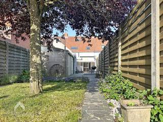 <p>Centraal gelegen woning in de nabijheid van scholen, winkels en openbaar vervoer bestaande uit een inkomhal, gezellige zithoek, eetplaats, uitgeruste keuken, ingerichte badkamer (ligbad met douchemogelijkheid, dubbele lavabo, toilet + aansluiting wasmachine) en een grote tuin met aangelegde terrassen (deels overdekt) en een uitweg via de garage op een achterliggende straat.</p>
<p>Op het 1<sup>ste</sup> verdiep zijn 3 slaapkamers, ruime nachthal en een vaste trap naar de geïsoleerde zolderkamer.</p>
<p>Extra troeven:</p>
<ul>
<li>Energiezuinig (geen renovatieplicht)</li>
<li>Airco</li>
<li>Dubbele beglazing (PVC) + muurisolatie</li>
<li>Regenwaterput</li>
<li>Uitweg via de tuin</li>
<li>Parkeergelegenheid voor de woning</li>
<li>Instapklaar</li>
</ul>
<p>Deze woning is te koop ZONDER makelaar via het concept van Smart Houses! Verdere inlichtingen of bezoek? Contacteer rechtstreeks de eigenaar via 0475/38.48.88</p>