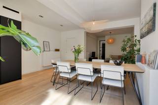 Cet appartement est situé dans le très recherché quartier du Markgrave et a été entièrement rénové en 2023.  Disposition : En entrant, vous découvrez un hall d’entrée compact mais fonctionnel. L’appartement s’ouvre ensuite sur un spacieux séjour où le chaleureux parquet en chêne attire immédiatement l’attention. Grâce à la hauteur sous plafond et aux grandes baies vitrées coulissantes, l’espace bénéficie d’une belle luminosité naturelle tout au long de la journée ainsi que d’une agréable vue sur la terrasse et le jardin.  Dans le prolongement du séjour se trouve la cuisine entièrement équipée et réalisée avec des matériaux de qualité. Celle-ci dispose d’un plan de travail en céramique et comprend un réfrigérateur encastré, un congélateur, un four, une plaque vitrocéramique, une hotte et un lave-vaisselle. Les carreaux verts en motif chevrons et l’étagère murale apportent du caractère et de la chaleur à l’ensemble.  Depuis le séjour, deux grandes baies vitrées donnent directement accès à la terrasse et au jardin aménagé. À l’arrière, vous profitez d’un environnement particulièrement verdoyant et dégagé avec vue sur le Hof van Leysen.  Depuis le coin salon, vous accédez à la chambre spacieuse, offrant suffisamment de place pour un lit double et des espaces de rangement supplémentaires. La salle de bains attenante est équipée d’une douche à l’italienne, d’un meuble lavabo, d’un sèche-serviettes et d’un miroir chauffant.  L’appartement dispose également d’un WC invités ainsi que d’une buanderie avec espace de rangement supplémentaire.  Atouts :  Entièrement rénové en 2023. Matériaux de qualité. Buanderie séparée avec espace de rangement supplémentaire. Cave privative. Excellent score énergétique : EPC B.