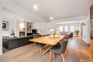 Deze tijdloze villa op een prachtig zuidgericht perceel van +/- 2.750 m² is residentieel gelegen in een doodlopende straat aan de rand van een natuurreservaat. De villa omvat een ruime woonkamer, een bureau, een gezellige leefkeuken, wasplaats, dubbele inpandige garage, 4 slaapkamers, ruime badkamer en zolderverdieping toegankelijk via een vaste trap.<br /><br />Gelijkvloers: <br />Royale inkomhal op natuurstenen vloer met gastentoilet. De woonkamer op massief eiken parket omvat een gezellige zithoek met gashaard en een aansluitende eetkamer. Af te sluiten bureauruimte op parket te bereiken vanuit de woonkamer. De landelijke leefkeuken met ontbijthoek en toegang tot het terras is compleet ingericht met apparatuur (vaatwasser, gaskookplaat, microgolfoven, heteluchtoven). Voorraadberging aanpalend de keuken aanwezig. De praktische wasplaats met zij-inkom is voorzien van ingemaakte kasten, spoelbak en aansluiting voor een wasmachine. De inpandige garage met plaats voor 2 wagens is voorzien van een automatische poort. Alle leefruimtes bieden een mooi uitzicht op de tuin en het achterliggende bosgebied.<br /><br />Verdieping: <br />De natuurstenen trap vanuit de inkomhal brengt ons naar de bovenverdieping. Hier treffen we 4 ruime slaapkamers op parket, waarvan 1 met aanpalende dressing. Deze dressing kan mogelijk omgevormd worden tot 5de slaapkamer. <br />De badkamer is uitgerust met ligbad, douche en dubbele lavabo in een stijlvol meubel. <br /><br />Een vaste trap geeft toegang tot de geisoleerde zolderverdieping. Hier kunnen mogelijk nog extra kamers of hobbyruimten worden gecreëerd.<br /><br />De tuin op het zuiden is rondom zeer verzorgd aangelegd en beschikt over een natuurstenen terras dat paalt aan de leefruimten zoals keuken en woonkamer. Achteraan volledige privacy en geen inkijk van achterliggende buren omwille van aanpalend natuurreservaat. <br /><br />Bijzonderheden: <br />- sublieme ligging in groene residentiele omgeving<br />- gunstige locatie tov Geel - Herentals <br />- kwaliteitsvolle afwerkingsmaterialen<br />- Recent aangelegde voortuin<br />- gunstig EPC - 145 kWh/m² - 16 zonnepanelen, vernieuwde gas HR-ketel, dak en gevel geïsoleerd, zoldervloer en plafond kruipkelder extra na-geïsoleerd