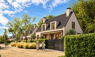 Op een prachtige groene ligging in het kleinschalige project Kastanjeveld bevindt zich deze ruime nieuwbouwvilla op een perceel van 1.273m². De woning combineert hedendaags wooncomfort met veel licht, ruimte en een doordachte indeling.<br /><br />De gelijkvloerse verdieping werd ontworpen met veel aandacht voor openheid en natuurlijke lichtinval. Dankzij de grote raampartijen geniet de leefruimte van een aangenaam contact met de tuin. Naast de ruime woon- en eetkamer met open keuken is er ook een afzonderlijke bureauruimte, ideaal voor thuiswerk.<br /><br />Op de verdieping bevinden zich vier volwaardige slaapkamers. De master bedroom beschikt over een aansluitende dressing en private badkamer, waardoor een comfortabele privésuite ontstaat. Voor de overige slaapkamers is er een tweede, afzonderlijke badkamer voorzien.<br /><br />Deze luxueuze villa kan volledig naar eigen smaak worden afgewerkt waarbij gebruik gemaakt wordt van kwalitatieve materialen en de nieuwste technieken. Er kan zowel een landelijke stijl als een moderne stijl toegepast worden.<br /><br />Dit alles in de rustige, bosrijke omgeving, in een doodlopende straat en op fietsafstand van het centrum en de winkels van Veldegem.<br /><br />Er rust geen bouwverplichting op dit project.