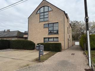 Ruim en lichtrijk gelijkvloers appartement van ca. 100 m², rustig gelegen in een aangename straat in Mol-Ezaart. Het appartement bevindt zich in...