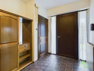 Op een rustige verkaveling, net buiten het centrum van Nieuwerkerken, vinden we deze jaren ’80 woning terug op een ruim perceel van 10a 25ca.Door de...