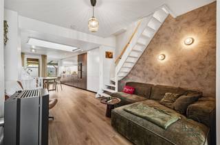 <p><span>Charmant en gerenoveerd instapklaar huis met 2 slaapkamers </span></p><p><span>In een aangename woonstraat in </span><span>Mechelen Noord</span><span> vind je dit </span><span>leuke, recent en stijlvol gerenoveerde huis</span><span> dat helemaal klaar is om nieuwe bewoners te verwelkomen. Instapklaar wonen, zonder zorgen.</span></p><p><span>Je komt binnen via een </span><span>aparte inkomhal met gastentoilet</span><span>. De leefruimte loopt van voor- tot achtergevel en baadt in het licht, wat meteen zorgt voor een heerlijk ruim gevoel. Vooraan is er plaats voor een </span><span>bureau of werkhoek</span><span>, in het midden een gezellige </span><span>zithoek</span><span> en achteraan een </span><span>eetkamer met prachtige, volledig uitgeruste keuken</span><span> ideaal om te koken en te genieten.</span></p><p><span>Buiten wacht een </span><span>leuke stadstuin</span><span>, perfect voor een koffie in de zon of een zomerse barbecue.</span></p><p><span>Op de eerste verdieping bevindt zich een </span><span>ruime slaapkamer</span><span> en een </span><span>volledig vernieuwde, stijlvolle badkamer</span><span> met zowel </span><span>bad als douche</span><span>. Via een vaste trap bereik je de zolderverdieping, waar zich de </span><span>tweede slaapkamer</span><span> bevindt.</span></p><p><span>Kortom: een charmante woning met een slimme indeling, mooie afwerking en een fijne ligging.</span></p><p><span>Het EPC is epc label C, de elektrische keuring is conform en de woning is asbestveilig. </span></p><p><span>Contacteer ReuzeGoed snel voor een bezoek</span><span> via </span><span>0470 11 56 80</span><span> of </span><span>welkom@reuzegoed.be</span><span> dit pareltje wil je niet missen! </span></p>