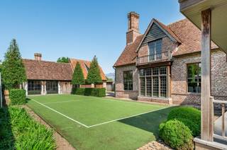 <p><span>Ruime villa in Engelse Cottage stijl nabij het centrum van Hoogstraten</span></p><p><span> </span></p><p><span>U betreedt de villa middels de centrale inkomhal met gastentoilet en trap naar de verdieping, middels de dienstgang toegang tot de inpandige garage. Vanuit de inkomhal ook toegang tot de leefruimte, welke bestaat uit een zitgedeelte met TV hoek, ruime woonkamer met open haard en aansluitende eetkamer met zicht op de tuin. Vanuit de eetkamer toegang tot de ruime leefkeuken welke is uitgerust met diverse inbouwtoestellen en een groot werkeiland. Via de keuken ook een doorgang met berging en sanitaire ruimte naar de aparte vleugel, welke dienst kan doen als bijkomende leefruimte, kantoor of atelier. De separate zij-ingang biedt een aparte inkomhal met nog een gastentoilet en toegang tot de eerder genoemde aparte vleugel of kantoor, alsook een trap naar de verdieping boven deze ruimte. </span></p><p><span> </span></p><p><span>Verdieping</span></p><p><span>Middels de trap in de centrale inkom bereikt u de nachthal met toegang tot de hoofdslaapkamer, een ruime badkamer, een dressingkamer of bijkomende kamer, nog twee slaapkamers. Via een aparte trap vanuit de zij inkom bereikt u de polyvalente ruimte boven de tweede living of atelier. </span></p><p><span> </span></p><p><span>Bijgebouw</span></p><p><span>Achteraan op het terrein bevindt zich een prachtig bijgebouw met een polyvalente leefruimte op het gelijkvloers en twee garageplaatsen, alsook een guestroom op de verdieping als gastenverblijf of ruimte voor au-pair. </span></p><p><span> </span></p><p><span>Carport</span></p><p><span>Naast het grote bijgebouw bevindt zich nog een ruime carport met berging. </span></p><p><span> </span></p><p><span>Tuin en buitenruimtes</span></p><p><span>Achter de woning bevinden zich ruime terrassen met veel lichtinval alsook de aangelegde tuin met polyvalent sportveld. Aan de voorzijde van de villa werd een onderhoudsvriendelijke tuin gerealiseerd in harmonie met de stijl van de woning. De oprit loopt langs de villa naar de achtergelegen bijgebouwen en garage/ carport.</span></p><p><span> </span></p><p><span>Bijzonderheden</span></p><p><span>Deze smaakvolle en karaktervolle villa biedt zeer veel mogelijkheden zoals een combinatie wonen en werken, grote familie, kunstatelier etc. </span></p><p><span>De aanwezige aparte vleugel als kantoor of gastenverblijf heeft een eigen "huisnummer" en gescheiden nutsvoorzieningen en is dus zeer geschikt als kantoor aan huis of co-housing.</span></p><p><span>Bij de totaal renovatie in 2009 werd de villa bijna volledig opnieuw gebouwd met gebruik van hoogwaardige materialen en historische bouwmaterialen. </span></p><p><span> </span></p><p><span>Meer inlichtingen via ons kantoor</span></p><p><span> </span></p>