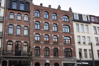 <p>Dit charmante appartement van ca 70 m² bevindt zich in de Volkstraat op het Antwerpse Zuid. Het is ideaal gelegen in een karaktervol gebouw. Het Museum voor Schone Kunsten, de Marnixplaats, het Zuidpark, Nationalestraat en Scheldekaaien bevinden zich op wandelafstand. Bovendien maken tal van restaurants, trendy cafeetjes en winkels de ligging compleet.</p>
<p>Via de inkomhal komt u meteen binnen in een ruime leefruimte met aansluitend een halfopen keuken. De keuken is voorzien van een gasvuur, oven, vaatwasser en koelkast met vriesvak. De vele keukenkastjes zorgen voor de nodige opbergruimte.</p>
<p>De slaapkamer is gelegen aan de rustige achterzijde van het gebouw. Deze kan gebruikmaken van een badkamer met ligbad/douche, lavabo, toilet en aansluiting voor wasmachine en droogkast.</p>
<p>Gemeenschappelijke lasten, incl. provisie op het verbruik van water: 50 Euro per maand.<br />De nutsvoorzieningen elektriciteit en gas zijn privé op te nemen door de huurder.</p>
<p>Beschikbaar vanaf 1 maart.</p>