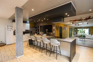 <p><span>Bent u op zoek naar een ruime, instapklare woning met maar liefst 6 slaapkamers én de mogelijkheid om een vrij beroep uit te oefenen? Dan is deze woning in de Meersstraat in Ternat zeker een bezoek waard.</span></p>
<p><span>Met een bruikbare vloeroppervlakte van 340 m² biedt deze woning een zee aan ruimte en tal van mogelijkheden. Dankzij de ligging geniet u bovendien van een uitstekende bereikbaarheid. Scholen, winkels en openbaar vervoer bevinden zich in de nabije omgeving. Ook het centrum van Ternat en de op- en afrit van de E40 zijn vlot bereikbaar met de wagen.</span></p>
<p><span>Indeling</span></p>
<p><span>Via de inkomhal bereiken we de wachtruimte en twee afzonderlijke kabinetten, samen goed voor ongeveer 40 m². Deze ruimtes zijn bijzonder geschikt voor de uitoefening van een vrij beroep, zoals kinesitherapeut, psycholoog, schoonheidsspecialiste of andere professionele activiteit.</span></p>
<p><span>Vervolgens komen we in de indrukwekkende leefruimte van maar liefst 120 m². Deze omvat een ruime, open keuken die voorzien is van alle comfort, een gezellige eetkamer en een aangename woonkamer. Vanuit de woonkamer heeft u rechtstreeks toegang tot het terras en de tuin, waardoor binnen- en buitenruimte mooi met elkaar verbonden worden.</span></p>
<p><span>Verder vinden we op het gelijkvloers nog een apart toilet, een ruime badkamer met zowel douche als bad, een praktische wasplaats en een grote berging.</span></p>
<p><span>Op de eerste verdieping bevinden zich drie ruime slaapkamers en een tweede badkamer, uitgerust met een ligbad, toilet en dubbele lavabo. Ook de tweede verdieping biedt nog eens drie volwaardige slaapkamers. </span><span>De woning beschikt daarnaast over een inpandige garage.</span></p>
<p><span>Als extra troeven werden reeds verschillende belangrijke vernieuwingen uitgevoerd, waaronder nieuwe ramen, een nieuwe verwarmingsketel en zonnepanelen.</span></p>
<p><span>Kortom, een bijzonder ruime en veelzijdige woning die perfect kan worden gecombineerd met een professionele activiteit aan huis. Dankzij de 6 slaapkamers, royale leefruimtes en praktische indeling biedt deze woning bovendien alle ruimte voor een groot gezin.<br /><br />Benieuwd wat deze woning te bieden heeft? Contacteer ons voor een bezoek! <br />info@impromove.be - 02 887 80 56</span></p>
