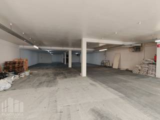 Dit fantastisch gelegen<strong> handelspand van 410 m²</strong>, bevindt zich op een uitstekende locatie langs de Koningin Astridlaan, nabij o.a. Delhaize, Hubo en Pizza Hut, ideaal voor diverse commerciële toepassingen. Deze gelijkvloerse ruimte biedt een open winkelruimte op een zichtbare locatie binnen een druk bezocht retailpark.<br /><br />Het commerciële pand bestaat uit een open ruimte met een grote glazen vitrine, wat zorgt voor fantastische zichtbaarheid. Daarnaast beschikt de handelsruimte over sanitair en verwarming wat het zeer functioneel maakt. Toegang is voorzien via een vernieuwde schuifdeur.<br />Er is ruime gemeenschappelijke parkeergelegenheid beschikbaar voor de deur en op de site, wat het voor klanten en personeel makkelijk maakt om het pand te bereiken.<br /><br />Contacteer <strong>PANORAMA B2B </strong>voor bijkomende (technische) inlichtingen, plannen of een vrijblijvend plaatsbezoek <strong>0479 70 70 73</strong>.