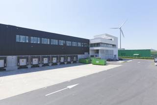 Prachtig logistiek gebouw te huur met een opslagruimte 11.025m², mezzanine 1.588m² en kantoorruimte 1.534m². Gunstig gelegen naast de nieuwe...