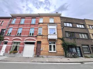 <strong>!!! PLAN NU ONLINE UW BEZOEKAFSPRAAK VIA DE WEBSITE VAN IMMOBOSS !!!</strong><br /><br />Erg goed gelegen nabij het Sint-Pieters station en op een boogscheut van centrum Gent kan u deze studio terugvinden. Eveneens rustig gelegen aan de St.-Pauluskerk.<br />Indeling, eerste verdiep (geen lift aanwezig): ruime woonkamer in plankenvloer, keuken en toiletruimte (met voorziening wasmachine en lavabo). <strong>Gemeenschappelijke badkamer met douche!!</strong><br /><br />Beschikbaar: onmiddellijk <br />Water inbegrepen in de huurprijs, elektriciteit niet.<br />EPC-label: C<br />Domicilie verplicht! <br /><br /><strong>!!! PLAN NU ONLINE UW BEZOEKAFSPRAAK VIA DE WEBSITE VAN IMMOBOSS !!!</strong>