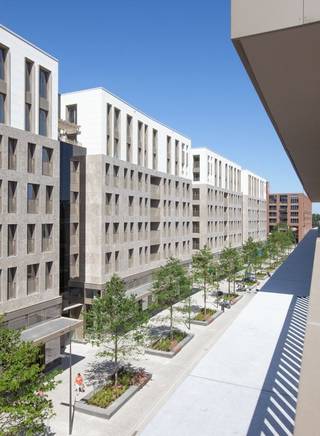 App. B21.401 in residentie CityGarden heeft 2 slpk. en is op de 4de verdieping gelegen. Het appartement (120 m²) omvat een inkom met toilet, berging, een badkamer met bad, 2 slpk., leefruimte met open keuken en grote raampartijen die uitgeven op het ruim terras. Het terras is ca. 50 m² groot en grenst bovendien aan de rustige moestuin.<br /><br />Het appartement is voorzien van vloerverwarming en warmtepomp. De verwarming gebeurt via een eigen warmtenet (KWO-systeem met warmtepomp) dat in de zomer tevens ook voor koeling zorgt. Je wagen parkeer je vlot en gemakkelijk ondergronds. <br /><br />Bij elk app. hoort een ondergrondse autostaanplaats met berging en/of garagebox. Deze dient apart bij aangekocht te worden. Verder kun je een kelderberging of oplaadpunt bijkopen.<br />Vrije keuze bij verschillende leveranciers voor de binnen afwerking (vloertegels, badkamer &amp; keuken, etc.) Meer info? Contacteer onze sales consultants Inge Vancluysen of Marisa Marasco op het nr. 011 41 33 23.