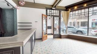 Commercieel gelijkvloers in het historische stadscentrum.<br /><br />Deze ruimte bevindt zich op een zeer centrale ligging op loopafstand van de bruisende Grote Markt, Groenplaats en Meir. De mooie, grote en open ruimtes met hoge plafonds en grote vitrine met veel passage, maken dit een unieke locatie voor commerciële activiteiten.<br /><br />De flexibele indeling biedt mogelijkheden voor horeca, winkel of detailhandel, kantoren of vergaderzalen. <br /><br />Parkeergelegenheid bevindt zich op loopafstand, terwijl de locatie ook gemakkelijk bereikbaar is per fiets of met het openbaar vervoer.