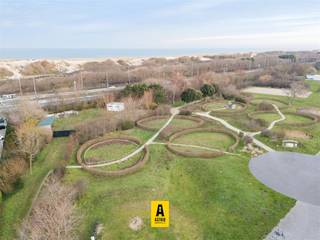 <p><span>Te koop: Lichtrijk 1-slaapkamerappartement met groot terras en open zicht Kapelstraat 139 (1ste verdiep), Bredene</span></p><p><span>Op een </span><span>uitstekende ligging in Bredene</span><span>, in de </span><span>Kapelstraat 139</span><span>, bevindt zich dit charmante </span><span>1-slaapkamerappartement</span><span> op de </span><span>eerste verdieping</span><span>. Dankzij de toplocatie is dit appartement </span><span>ideaal als tweede verblijf</span><span> én perfect als </span><span>verhuurinvestering</span><span> (vaste verhuur of vakantieverhuur).</span></p><h3><span>Troeven</span></h3><ul><li><span>Vlakbij zee en strand</span></li><li><span>In de onmiddellijke omgeving van winkels</span></li><li><span>Tramhalte op wandelafstand</span></li><li><span>Groot terras vooraan</span><span> met </span><span>open zicht</span></li><li><span>Lichtrijke leefruimte</span></li><li><span>1 slaapkamer</span></li><li><span>EPC: B</span><span> (energiezuinig)</span></li></ul><h3><span>Extra optie</span></h3><p><span>Mogelijkheid tot aankoop van een afgesloten parkeerplaats</span><span> (extra comfort en veiligheid)</span></p><p><span>Een ideale opportuniteit aan de kust: </span><span>instapklaar, goed gelegen en breed inzetbaar</span><span> voor eigen gebruik of als investering.</span></p>