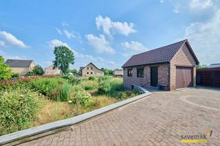 <p><span>Deze gelijkvloerse woning is werkelijk instapklaar</span></p><p><span> </span></p><p><span>Op de benedenverdieping vinden we klassiek de hal, leefruimte en de keuken. Verder is er een ruime veranda die uitgeeft op de zuidgerichte tuin en een ruime slaapkamer. Bovendien is er een apart gastentoilet.</span></p><p><span>Ook de badkamer bevindt zich op de begane grond.</span></p><p><span>Mits het plaatsen van een vaste trap, kan u de 2 reeds ingerichte kamers op zolder gebruiken.</span></p><p><span>Achteraan geniet u van een ruim perceel grond met een grote vrijstaande garage.</span></p><p><span> </span></p><p><span>Technisch:</span></p><p><span>+ volledig voorzien van kruipkelder</span></p><p><span>+ geen renovatieverplichting</span></p><p><span>+ asbestveilig!</span></p><p><span> </span></p><p><span>Disclaimer: op de foto’s werden de muren en plafonds wit gemaakt met behulp van AI. Aan de constructie werd niets aangepast.</span></p><p><span>Bestuursmaatregelen in het maatregelenregister: nee</span><span> </span></p><p><span> </span></p>