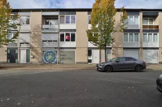 <p><span>Op zoek naar een ruime en lichtrijke woning op een rustige, groene locatie in Antwerpen-Linkeroever? Dan is deze bel-etagewoning in de Jan van Heelulaan beslist een bezoek waard! Met drie volwaardige slaapkamers, een inpandige garage en een westgerichte tuin biedt deze woning heel wat ruimte en mogelijkheden om er een gezellige thuis van te maken.<br /><br /></span><span>De woning bevindt zich in een rustige en kindvriendelijke woonomgeving, op korte afstand van het Sint-Annabos, het Esmoreitpark en de recreatiemogelijkheden van Sint-Anneke Plage. Ook winkels, scholen en openbaar vervoer bevinden zich in de omgeving. Bovendien geniet u hier van een vlotte verbinding met het centrum van Antwerpen en het Waasland.<br /><br /></span><span>Via de ruime inkomhal betreedt u de woning. Op het gelijkvloers bevinden zich een praktische bergplaats, een afzonderlijke was- en technische berging en een ruime inpandige garage met automatische sectionaalpoort. Vanuit de wasberging heeft u rechtstreeks toegang tot de tuin.<br /><br /></span><span>De eerste verdieping vormt het hart van de woning. Hier bevindt zich een ruime en lichtrijke doorzonwoonkamer die tal van mogelijkheden biedt voor een gezellige inrichting. Aansluitend vindt u de compacte maar functionele keuken, uitgerust met een gaskookvuur, dampkap, combi-oven, koelkast en vaatwasser, allemaal van het merk SMEG. Vanuit de keuken geniet u bovendien van een aangenaam zicht op de achterliggende tuin. De ruime traphal biedt op deze verdieping eveneens plaats aan een afzonderlijk toilet en een praktische vestiaireruimte.<br /><br /></span><span>Op de tweede verdieping bevinden zich drie volwaardige slaapkamers, een afzonderlijk toilet en een badkamer. Deze laatste is ingericht met een ligbad, een lavabo en een handdoekradiator.<br /><br /></span><span>Achteraan de woning bevindt zich een gezellige en onderhoudsvriendelijke tuin met terras. Dankzij de westelijke oriëntatie geniet u hier van de namiddag- en avondzon.<br /><br /></span><span>De woning beschikt over een EPC-label D en biedt, mits enkele moderniseringswerken, heel wat mogelijkheden om ze verder naar eigen smaak en wensen in te richten.<br /><br /></span><span>Kortom, een ruime gezinswoning met een praktische indeling, een aangename tuin en heel wat potentieel, gelegen in een groene en kindvriendelijke woonomgeving op Antwerpen-Linkeroever!<br /><br /></span><span>Graag laten we u deze woning persoonlijk ontdekken. Neem gerust contact met ons op voor bijkomende informatie of een bezoek via </span><span>verkoop@homevast.be</span><span> of tel. 03 344 77 44.</span></p>