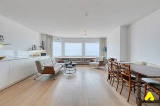 Ne manquez pas votre chance unique et planifiez votre visite dès aujourd'hui ! Entrez dans cet appartement exclusif et entièrement rénové situé au 7ème, et dernier, étage. Situé sur la digue, vous bénéficierez d'une vue sur mer panoramique et inégalée qui s'étend à perte de vue. Cette propriété a été finie clé en main avec le plus grand soin.<br />Cet appartement a été rénové avec des matériaux de premier choix : un élégant parquet avec chauffage au sol et de nouvelles fenêtres à haut rendement. Crucial pour votre tranquillité d'esprit : l'immeuble a été récemment rénové en profondeur (rénovation du toit et de la façade), ce qui signifie qu'aucun coût imprévu n'est à prévoir, ni pour l'appartement ni pour la copropriété.<br />L'intérieur est spacieux et moderne:
<ul>
	<li>Un salon imposant, extrêmement lumineux qui est baigné de lumière naturelle.</li>
	<li>Une superbe cuisine en angle hyper-équipée qui se fond parfaitement dans l'espace de vie, incluant un élégant dressoir.</li>
	<li>Trois possibilités de couchage : deux chambres royales (facilement fusionnables) et un discret coin nuit escamotable.</li>
	<li>Une magnifique salle de bain luxueuse avec double vasque et une très grande douche à l'italienne, complétée par des toilettes séparées.</li>
	<li>Une agréable terrasse orientée sud à l'arrière, idéale pour le calme et le soleil, avec débarras pratique.</li>
</ul>
En bonus, vous disposez d'une buanderie/débarras intérieur et d'une cave privée, ainsi qu'un local à vélos commun.<br /><br /><u><strong>ATOUTS:</strong></u>

<ul>
	<li>Appartement exclusif (7ème étage) avec vue sur mer panoramique</li>
	<li>Rénovation luxueuse et complète (prêt à emménager) : chauffage au sol, parquet, nouvelles fenêtres</li>
	<li>Tranquillité financière : Aucuns frais à prévoir sur l'immeuble (toit/façade rénovés)</li>
	<li>Trois possibilités de couchage (2 chambres + coin nuit) et pièces d'eau luxueuses</li>
	<li>Terrasse ensoleillée et buanderie/débarras intérieur</li>
</ul>
Prenez vite rendez-vous et vivez le luxe de la Digue !