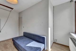 <p>Deze woning is <strong>gunstig gelegen</strong> in Bevere, op een boogscheut van het centrum van Oudenaarde. Dankzij de vlotte bereikbaarheid en de nabijheid van het station, winkels, scholen en andere dagelijkse voorzieningen geniet u hier van een bijzonder praktische ligging. Ook de aansluiting op de N60 is vlot bereikbaar, wat deze locatie ideaal maakt voor wie centraal wil wonen met goede verbindingen naar de ruime omgeving. Via de aparte inkomhal betreedt u de <strong>gezellige leefruimte</strong>, die naadloos overgaat in de <strong>vernieuwde en volledig geïnstalleerde keuken</strong>. Verder bevinden zich op het gelijkvloers een praktische berging, een apart toilet en de badkamer. Op de eerste verdieping bevinden zich <strong>twee slaapkamers</strong>. De zolderverdieping biedt bovendien extra mogelijkheden en kan, mits renovatie, ingericht worden als derde slaapkamer, bureauruimte, hobbykamer of extra bergruimte. Tot slot beschikt de woning over een <strong>gezellig terras</strong> en een <strong>diepe tuin</strong>, waar u volop kunt genieten van rust en buitenruimte. <strong>Dak werd recent geïsoleerd</strong> - <strong>10 zonnepanelen</strong> - <strong>EPC B - Asbestveilig</strong></p>