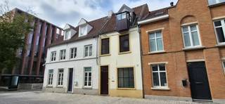 Brugge centrum: deze woning is gelegen tussen het Zand en het Beursplein, op wandelafstand van het station. Indeling gelijkvloer: inkom, toilet, living, open keuken en terras met berging. Zithoek/bureau op tussenverdieping. Op eerste verdieping: 2 grote slaapkamers en badkamer. Op tweede verdieping grote zolderkamer met aansluitend mooi dakterras. Onder de tussenverdieping is een praktische kelder/berging voor onder andere wasmachine. Daar staat ook de recente CV-ketel. De woning biedt groot potentieel, is stevig gebouwd en vraagt enkel een lichte opfrissing wegens verhuurd tot op heden. Doch met relatief beperkte kosten is de woning direct instapklaar. EPC attest label C score 226 kWh/m2. Op zoek naar een pand voor verhuring? Daarvoor is deze woning ook zeer geschikt (verhuurbaar aan minstens 900 euro/maand). Wenst u een bezoek? Bel 050/70 70 00 of 0475/812 810